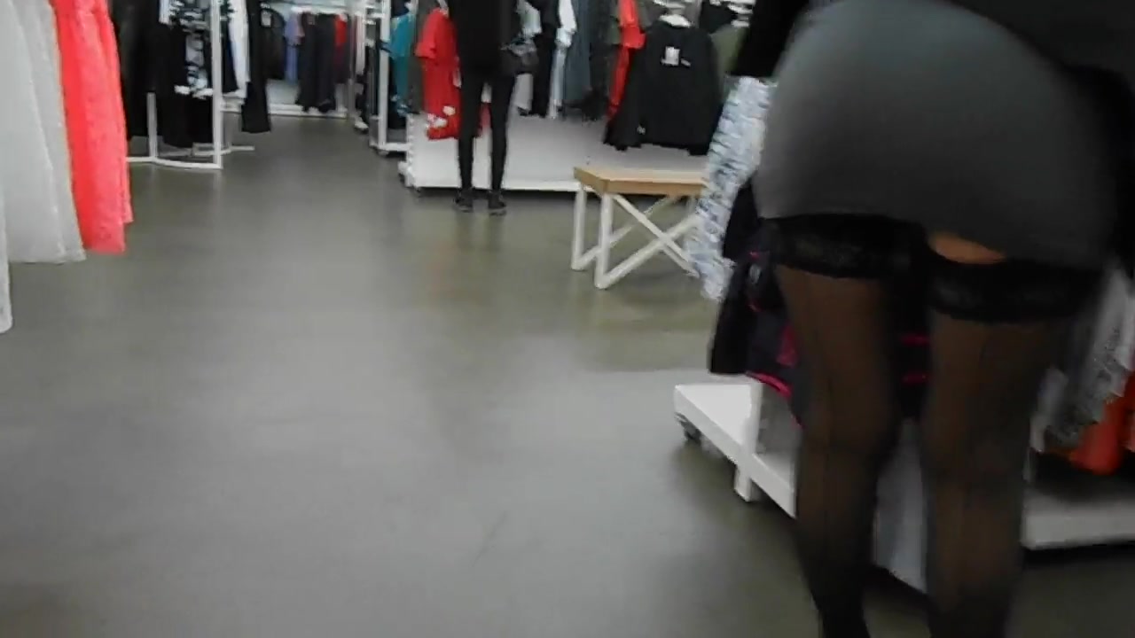 Femme nue en public dans un magasin photo