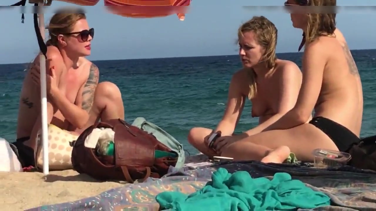 Trois filles aux seins nus sont filmées en secret à la plage image image