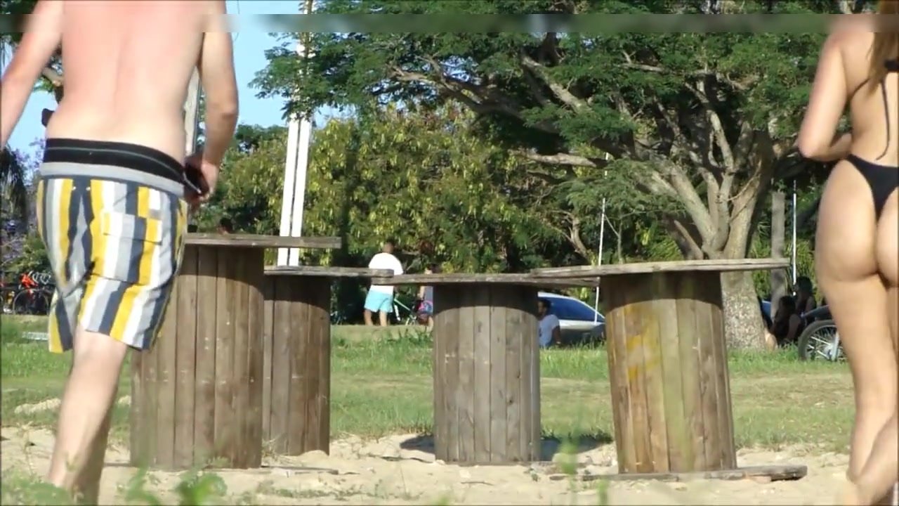 Femme avec un beau cul porte un string et est filmée à la plage image