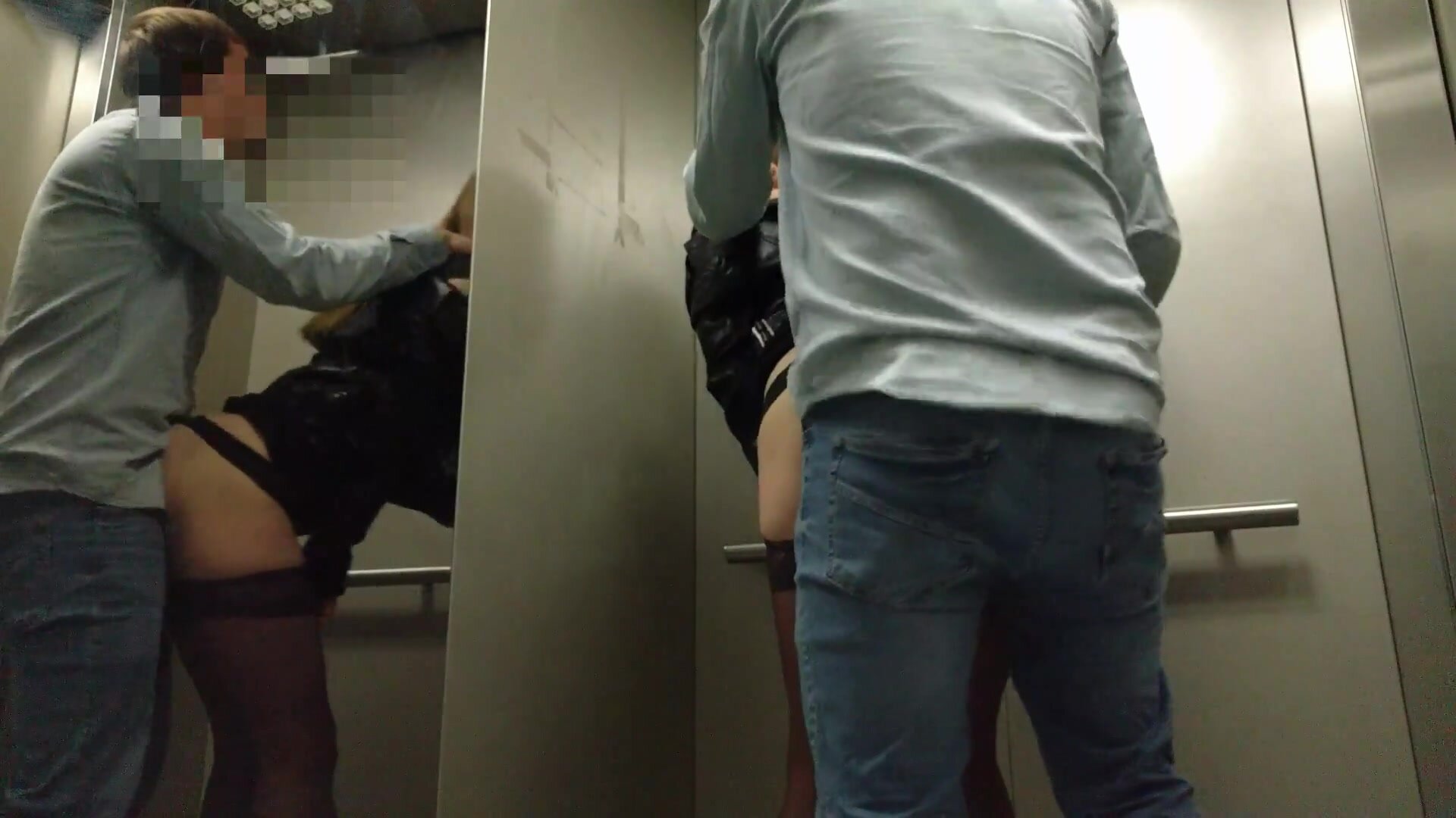 Un couple de voyeurs fait du sexe en public à risque dans un ascenseur image photo